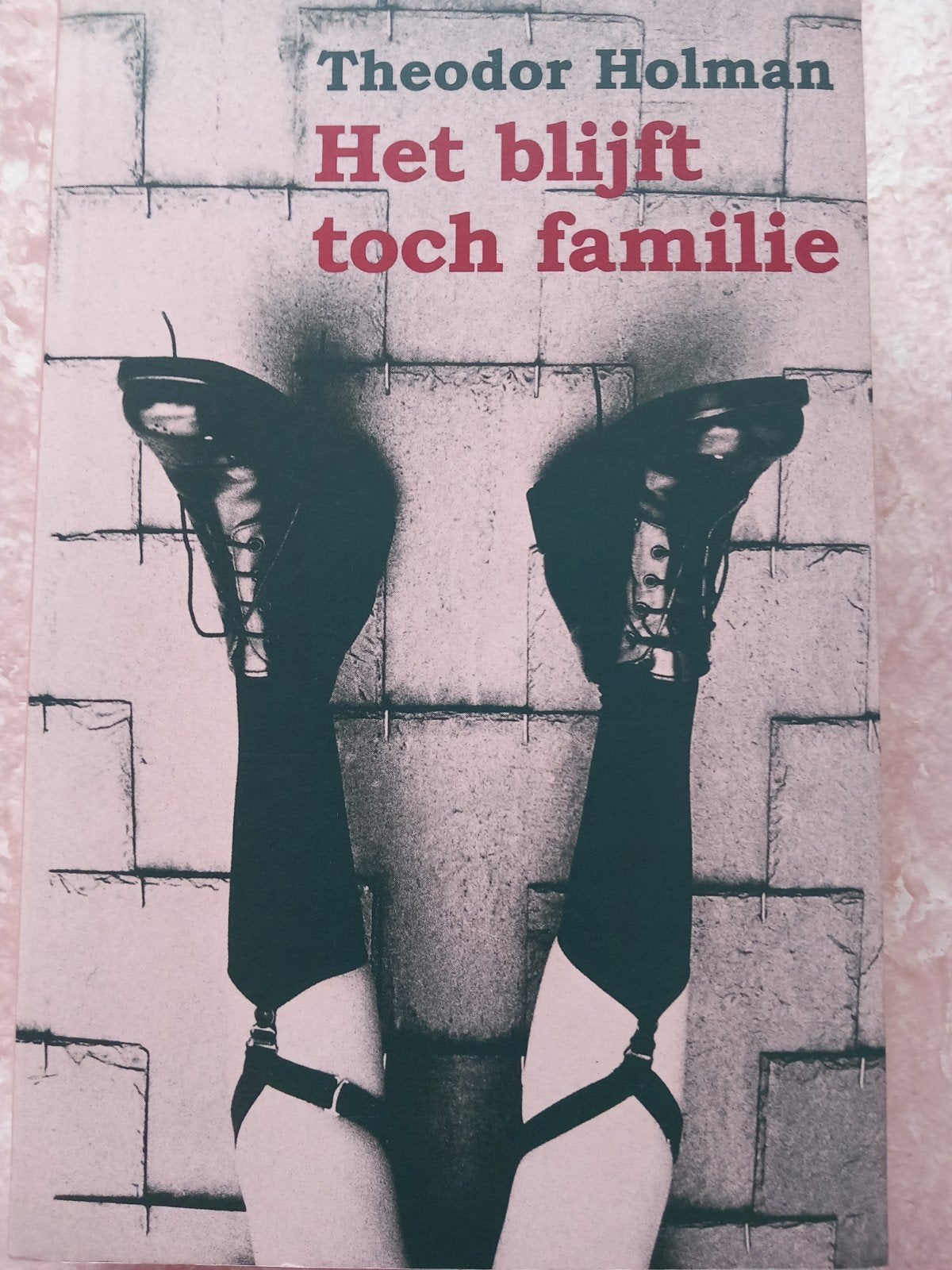 T. Holman - Het blijft toch familie, Ophalen of Verzenden, Gelezen, T. Holman
