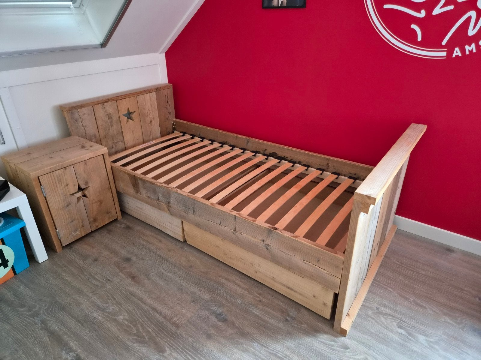 Steigerhouten eenpersoonsbed met lades en nachtkastje, Ophalen, Gebruikt