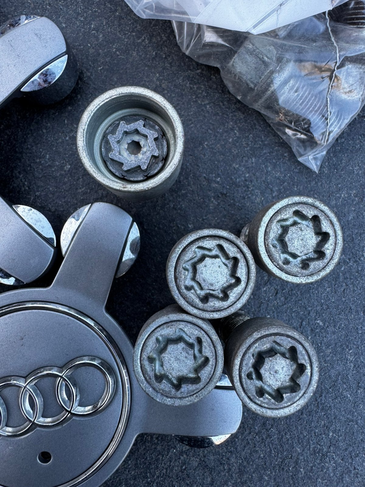 Originele Audi wielbouten, met slotbouten en sleutel, Ophalen, Gebruikt, Seat