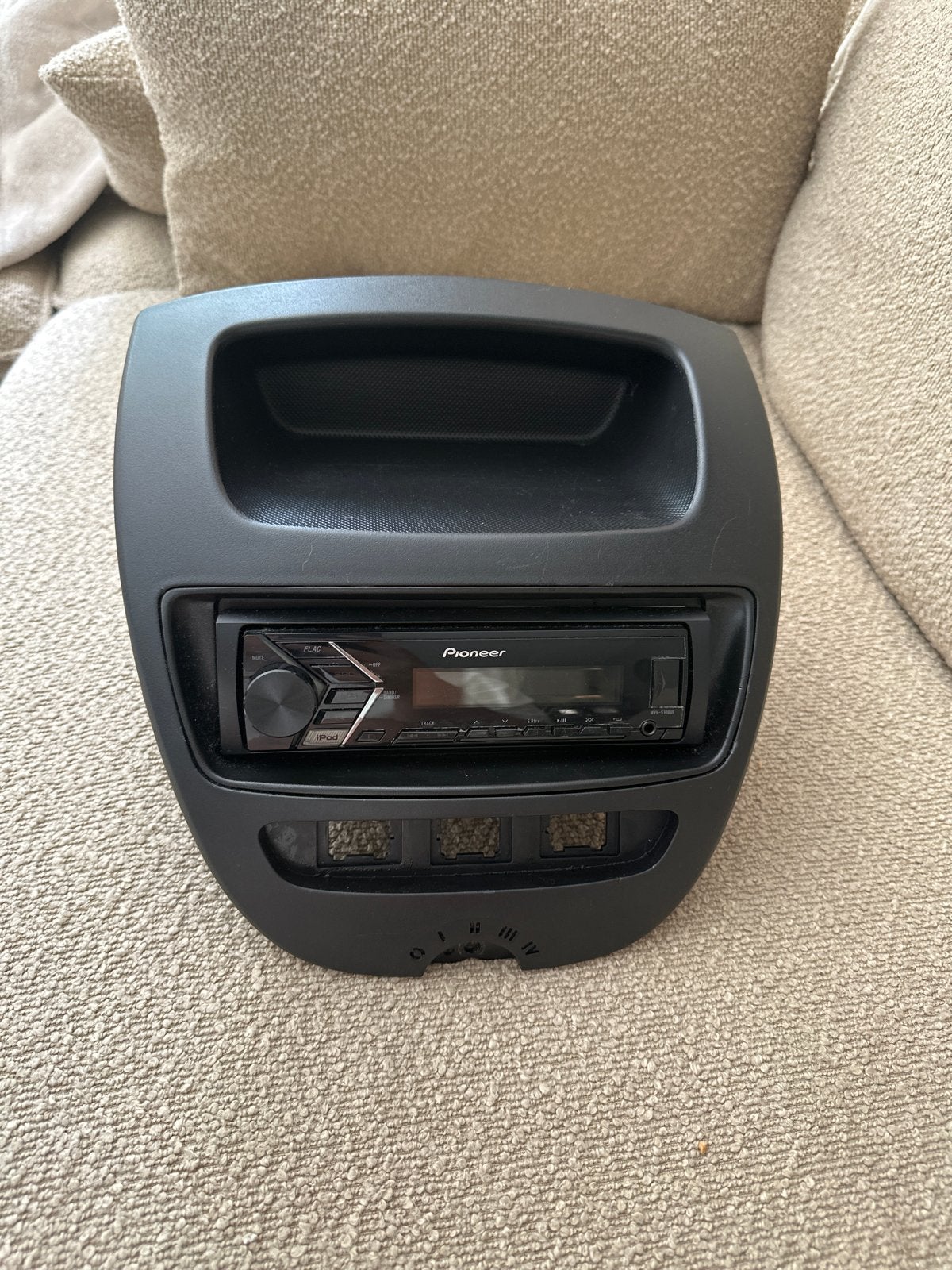 autoradio met frame Peugeot 107 Citroën C1 toyota Aygo, Auto diversen, Ophalen of Verzenden, Gebruikt