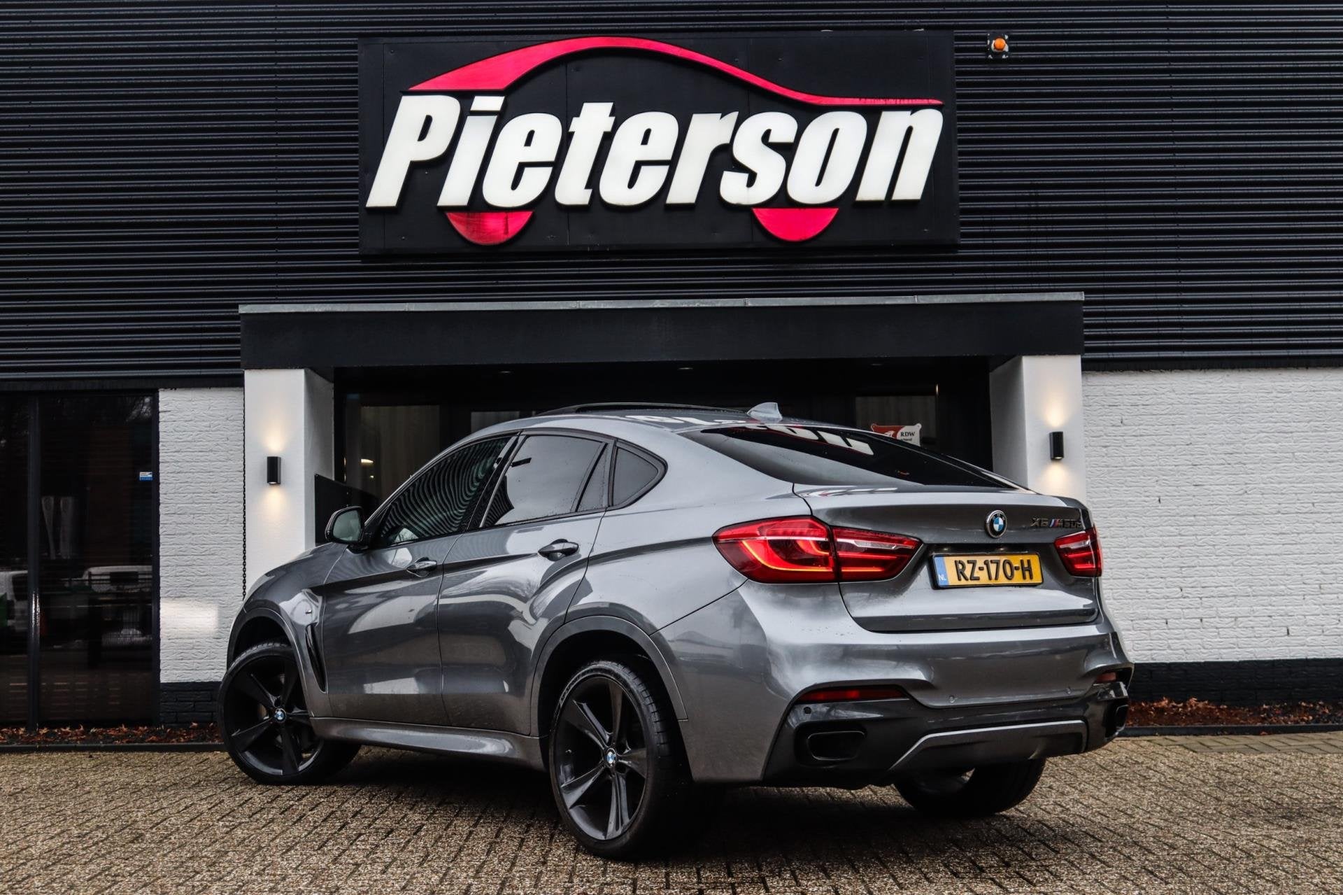BMW X6 M50d DEALER OH FACELIFT PANO 360 MEMORY H&K VOL OPTIE, Auto's, BMW, Dealer onderhouden, 15 km/l, Gebruikt, 2993 cc