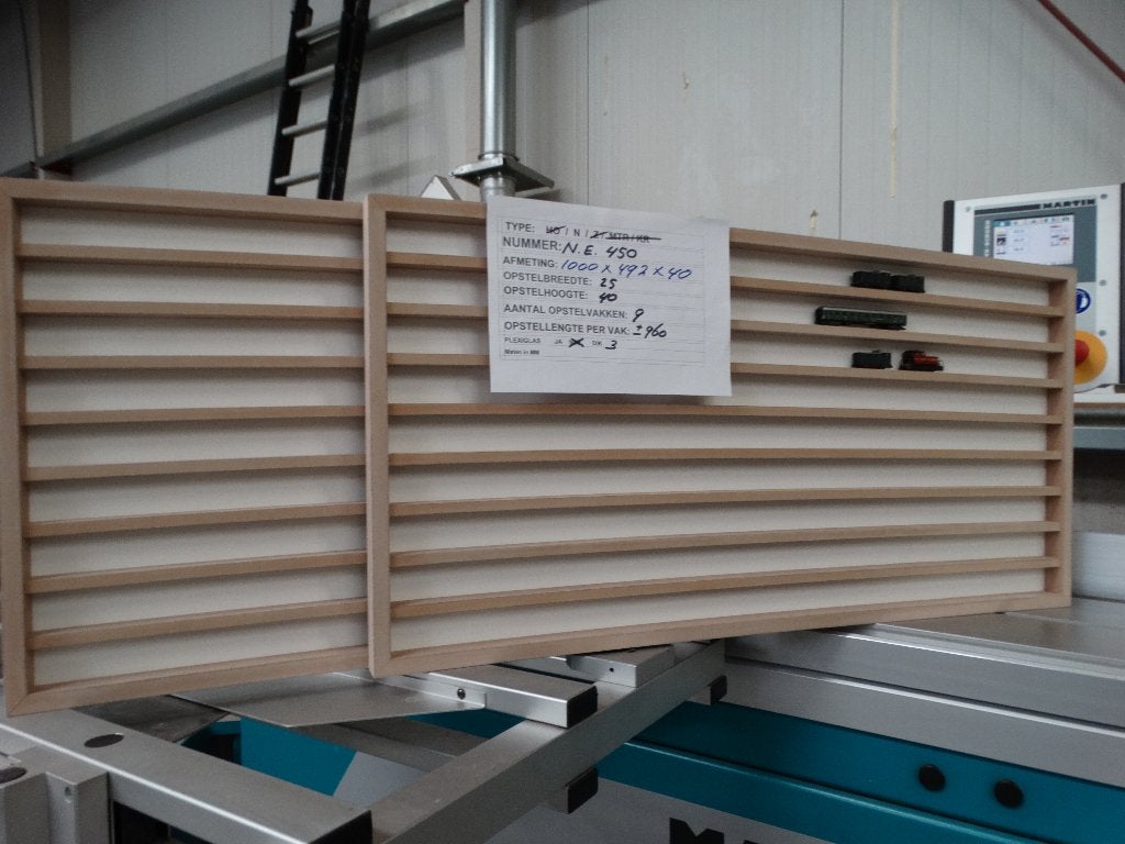 N-E-450: NIEUWE vitrine, wandvitrine N-spoor, vingerhoedjes., Overige merken, Treinset, Gelijkstroom of Wisselstroom, Nieuw
