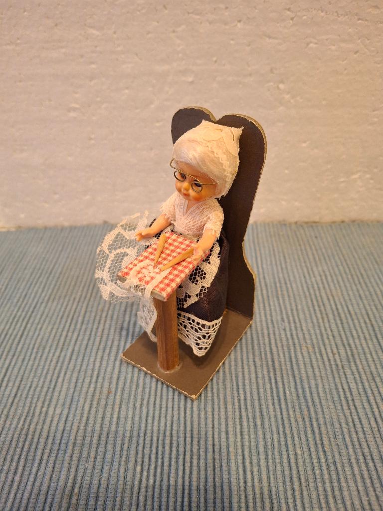 Dame aan het kantklossen - poppetje voor in het poppenhuis, Poppenhuis, --, Ophalen of Verzenden, Zo goed als nieuw