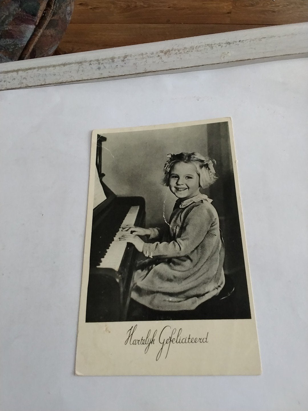 Oude ansichtkaart: Lachend meisje aan de piano (1936), Ophalen of Verzenden