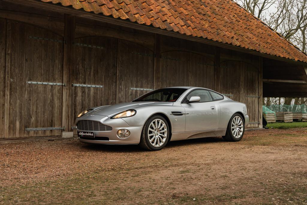 Aston Martin V12 Vanquish 5.9, slechts 3.696km (bj 2003), Automaat, Achterwielaandrijving, 5935 cc, 12 cilinders