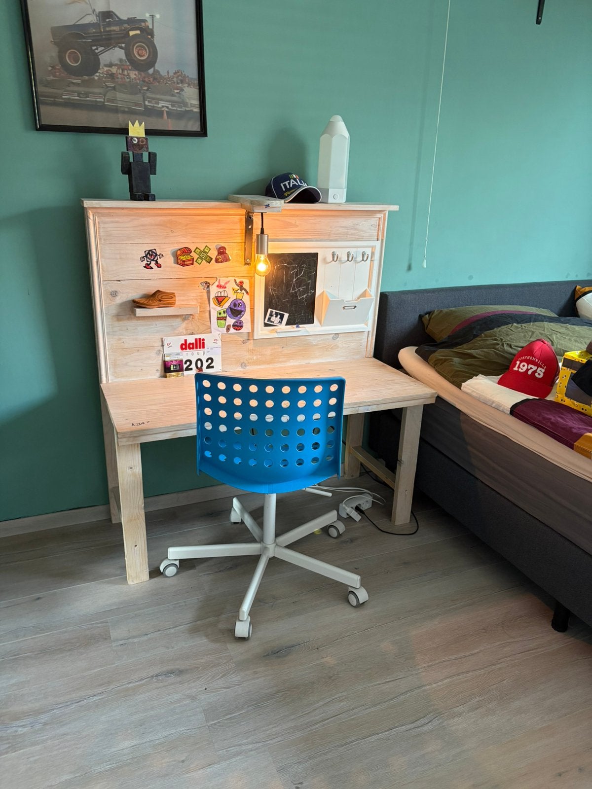 Houten bureau 1.09 breed, Ophalen, Gebruikt