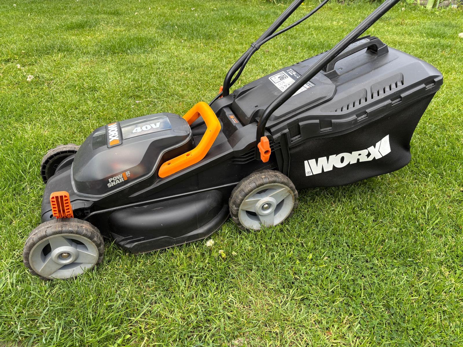 Worx WG779E.9 draadloze grasmaaier met accu's en oplader, Ophalen, Gebruikt, Accu-grasmaaier