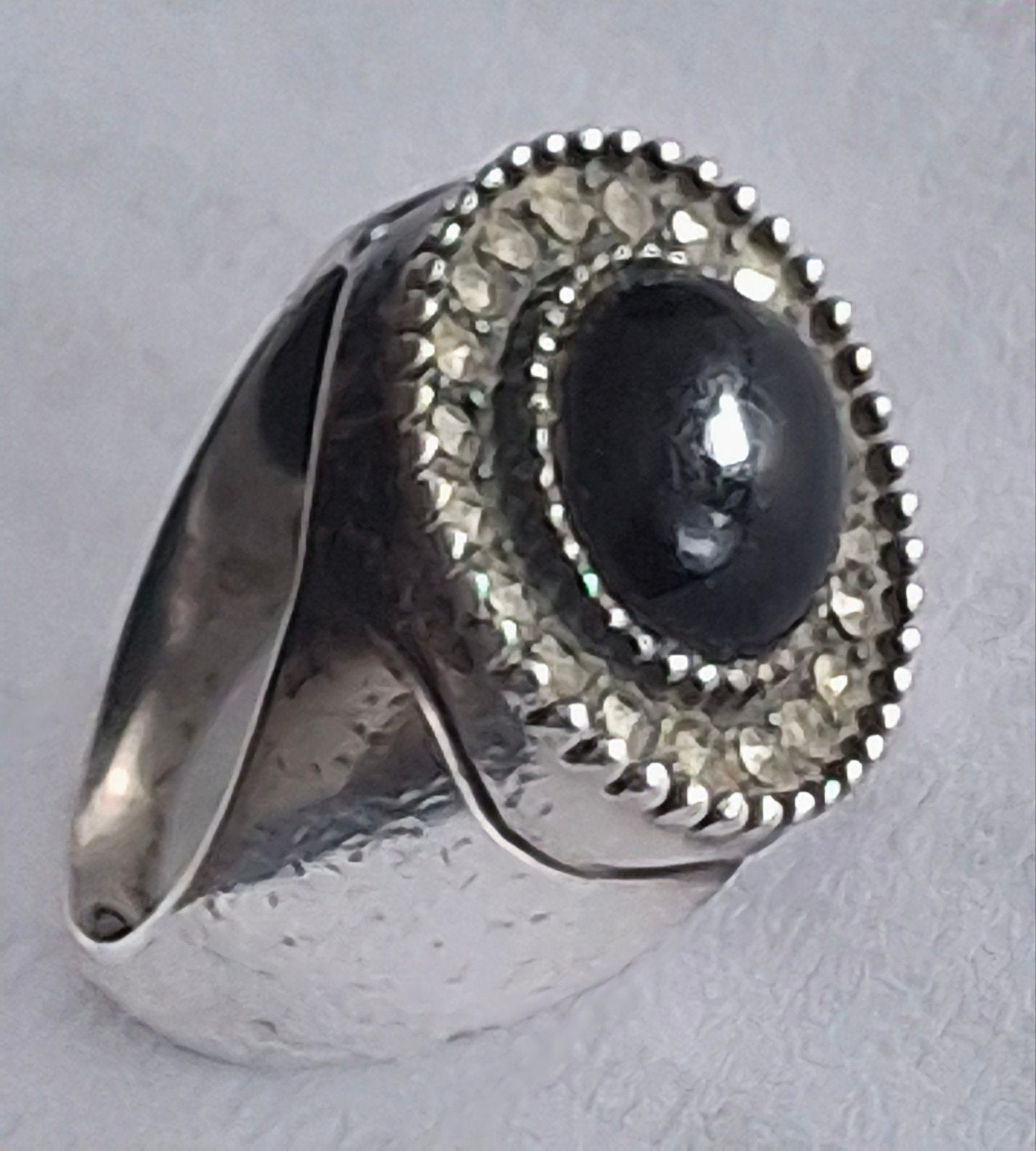 Zilveren ring met dikke zwarte steen, maat 17/18,5 mm, Gebruikt, Zwart, Ophalen of Verzenden, 17 tot 18