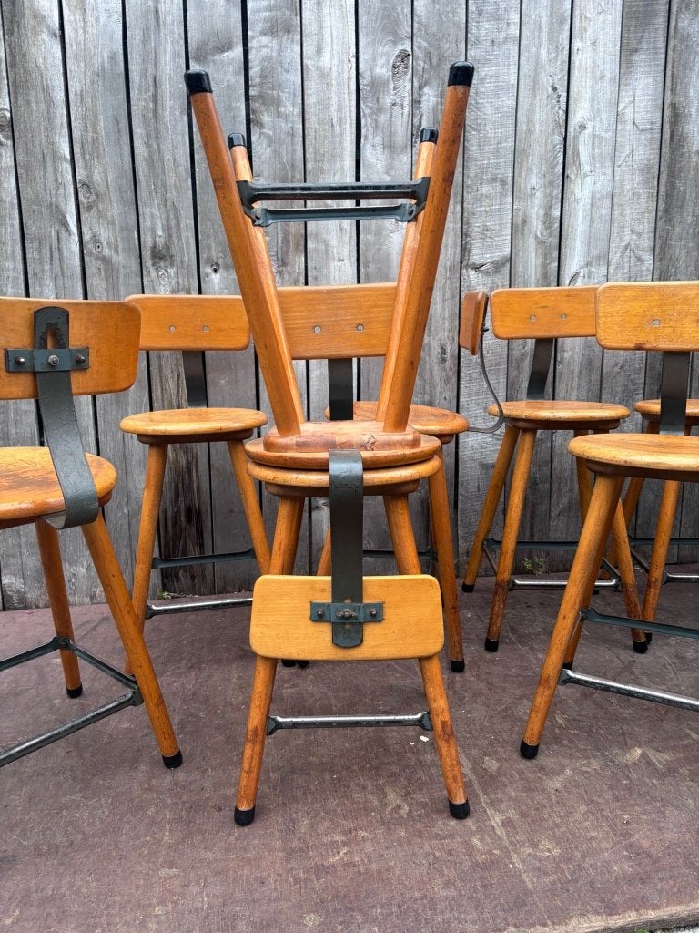 Industriële werkkrukken uit de Jaren 50 (19 op voorraad), Ophalen of Verzenden, Hout, 30 tot 60 cm, Gebruikt