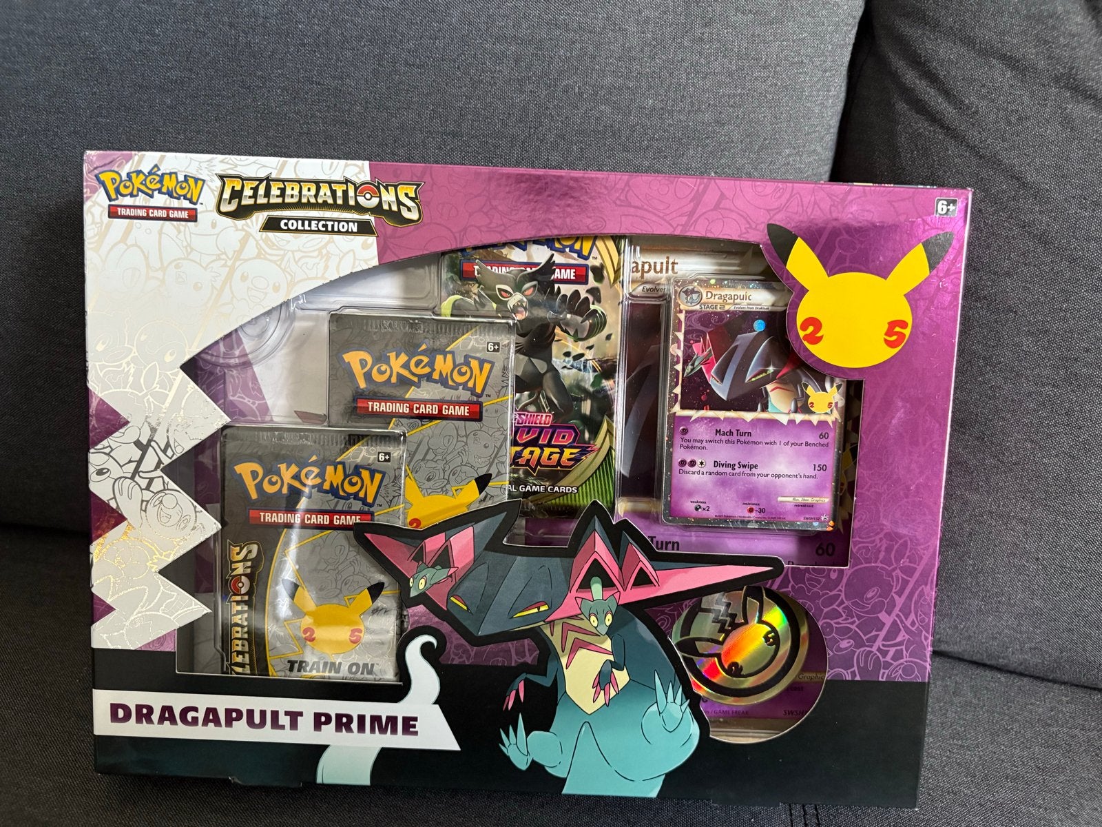 Celebrations Dragapult Prime Collection Box, Hobby en Vrije tijd, Verzamelkaartspellen | Pokémon, Nieuw, Overige typen, Ophalen of Verzenden