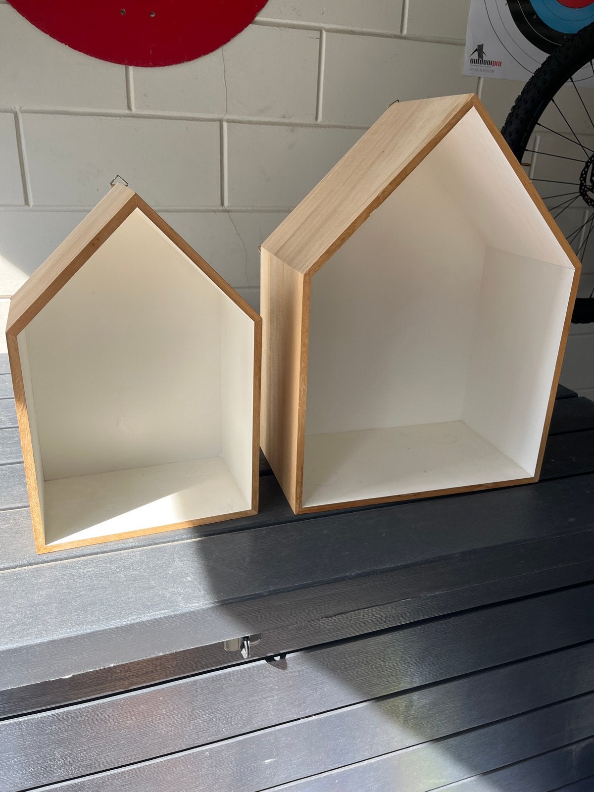 Gratis: Set van 2 houten huisvormige wandplankjes, Ophalen, Hout, Gebruikt, Meerkleurig