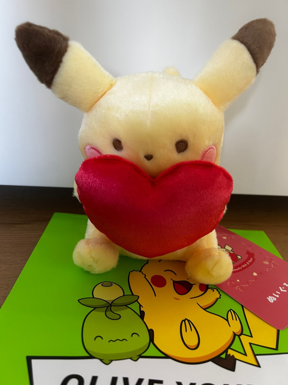 Pokémon Center Pikachu With A Heart Plush 2025 | Nieuw + tag, Overige merken, Geel, Overige typen, Nieuw