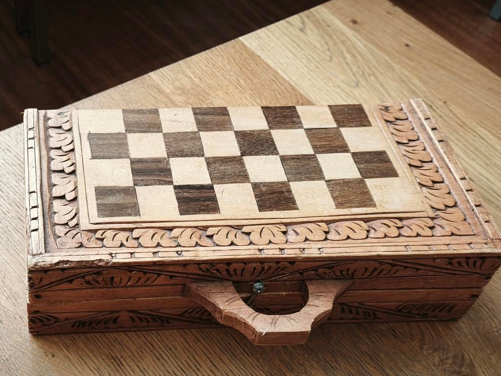 Handgesneden houten schaakspel in kist, Ophalen of Verzenden