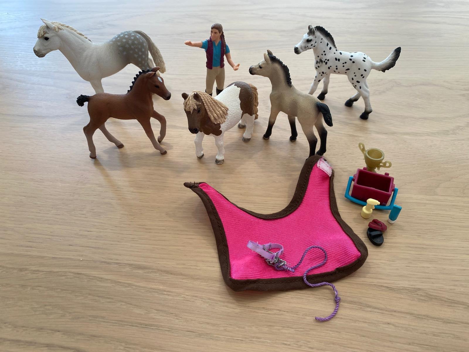 Shleich pony/veulenset met accesoires en verzorger, Ophalen of Verzenden, Zo goed als nieuw