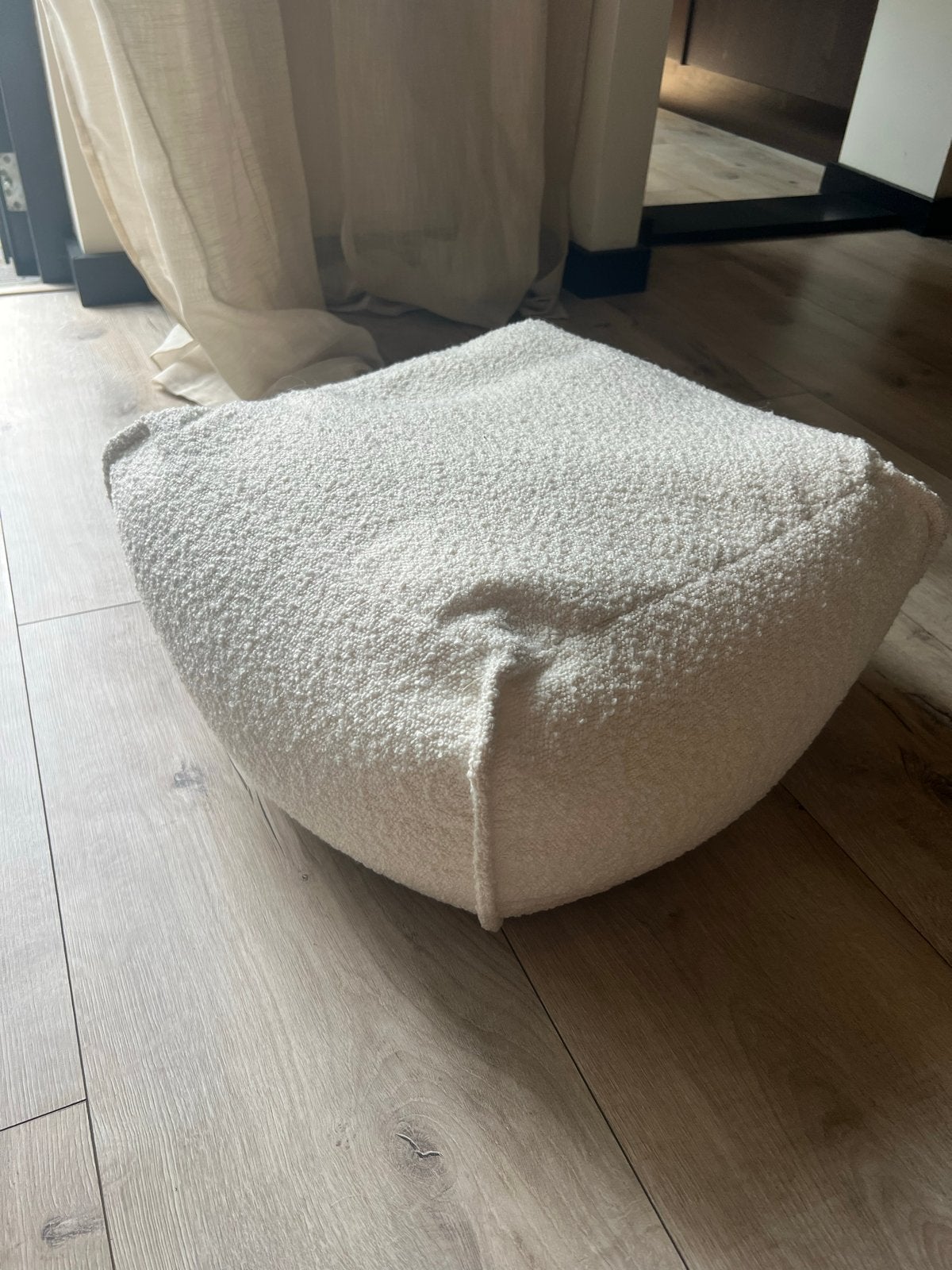 Zachte Witte Poef - Comfortabele Voetenbank, Ophalen, Zo goed als nieuw, 50 tot 75 cm, Stof