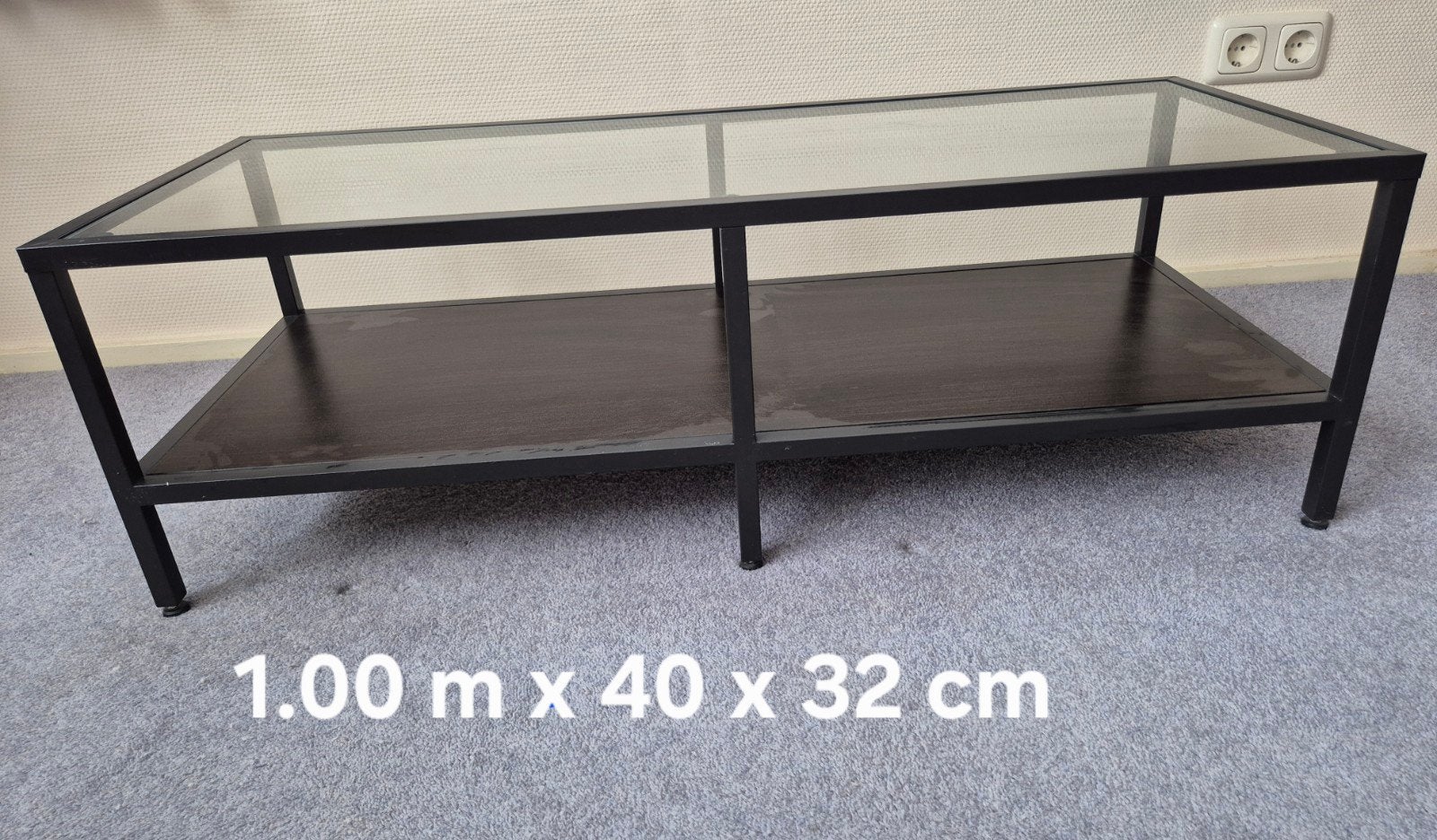 IKEA VITTSJÖ * tv meubel / salontafel * zwart staal en glas, Huis en Inrichting, Kasten | Televisiemeubels, Zo goed als nieuw