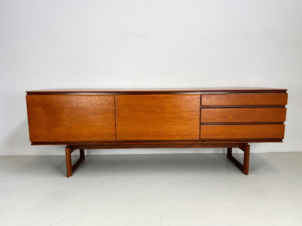 Vintage dressoir White and Newton