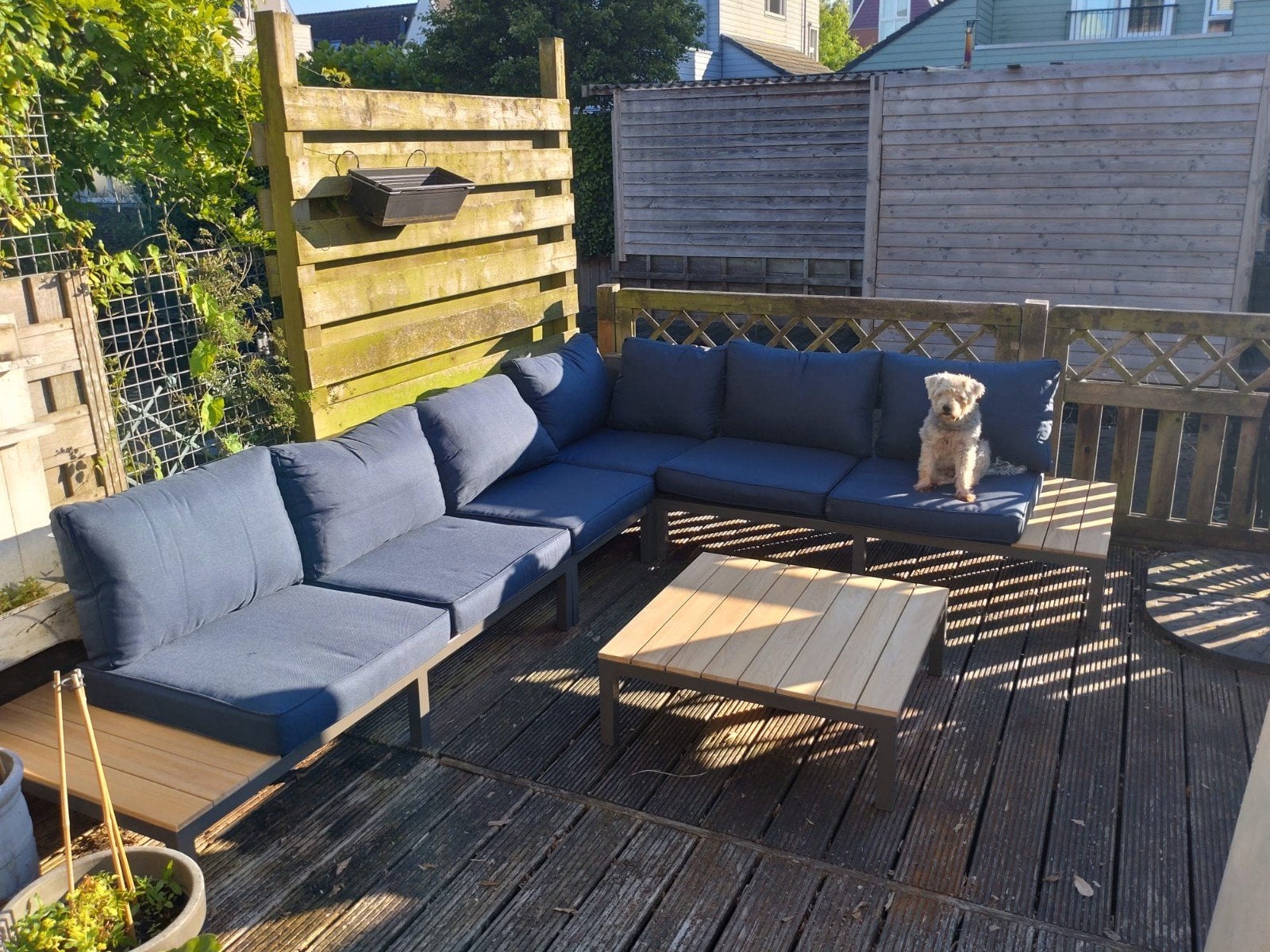Grote loungeset met kussens en salontafel