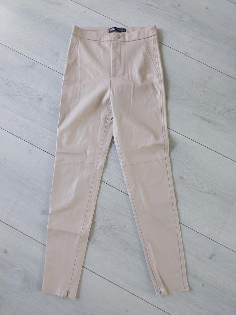 Zara Faux Leren Broek - Beige met Ritsen maat XS, Kleding | Dames, Ophalen of Verzenden, Zo goed als nieuw, Maat 34 (XS) of kleiner