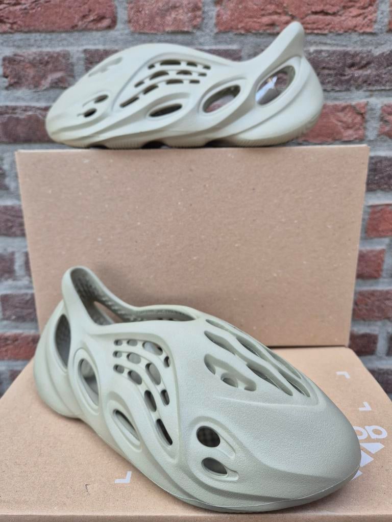 YEEZY FOAM RNR "STONE SALT" (2024) - maat 44½ - nieuw!, Kleding | Heren, Schoenen, Overige kleuren, Nieuw, Ophalen of Verzenden