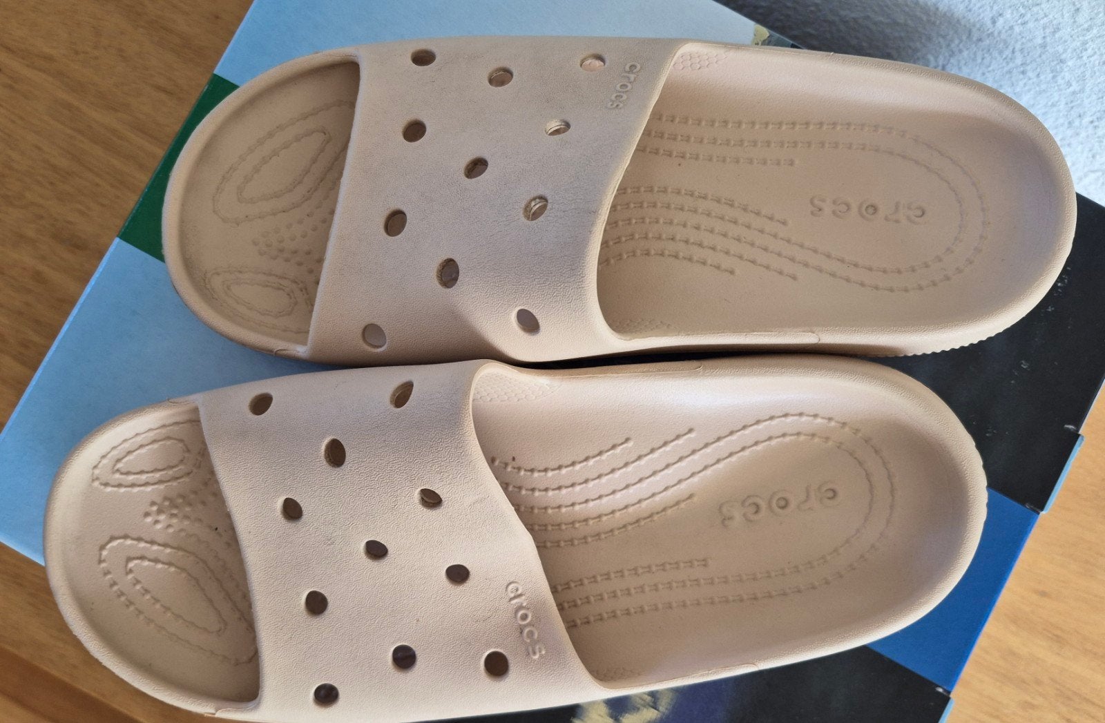Crocs, model badslippers, beige maat 41-42, Beige, Zo goed als nieuw, Crocs, Sandalen of Muiltjes