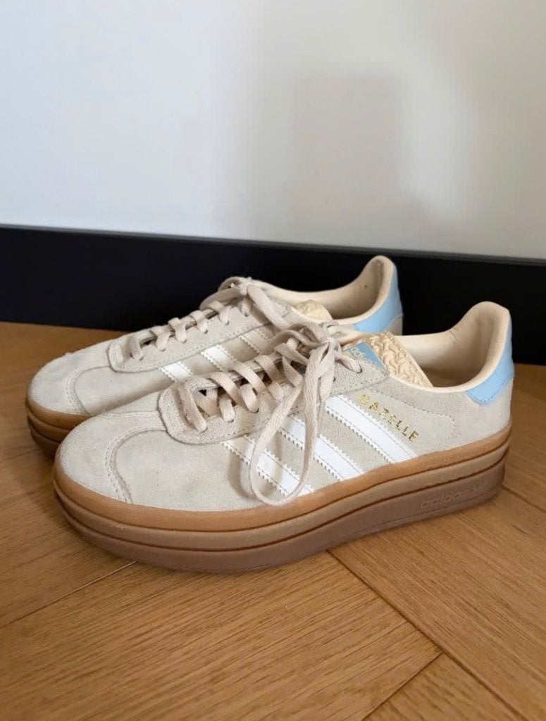 Adidas gazelle platform beige lichtblauw maat 38, Adidas, Gebruikt, Jongen of Meisje, Schoenen