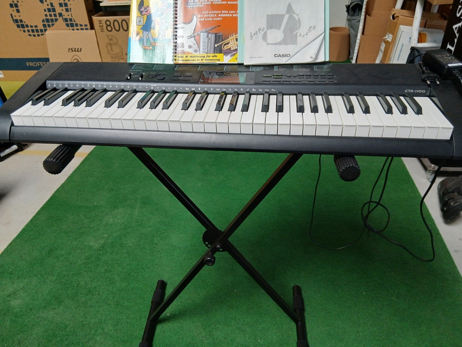 Casio CTK-1100 Keyboard met standaard en bladmuziek, Ophalen, Casio, Met standaard, 61 toetsen