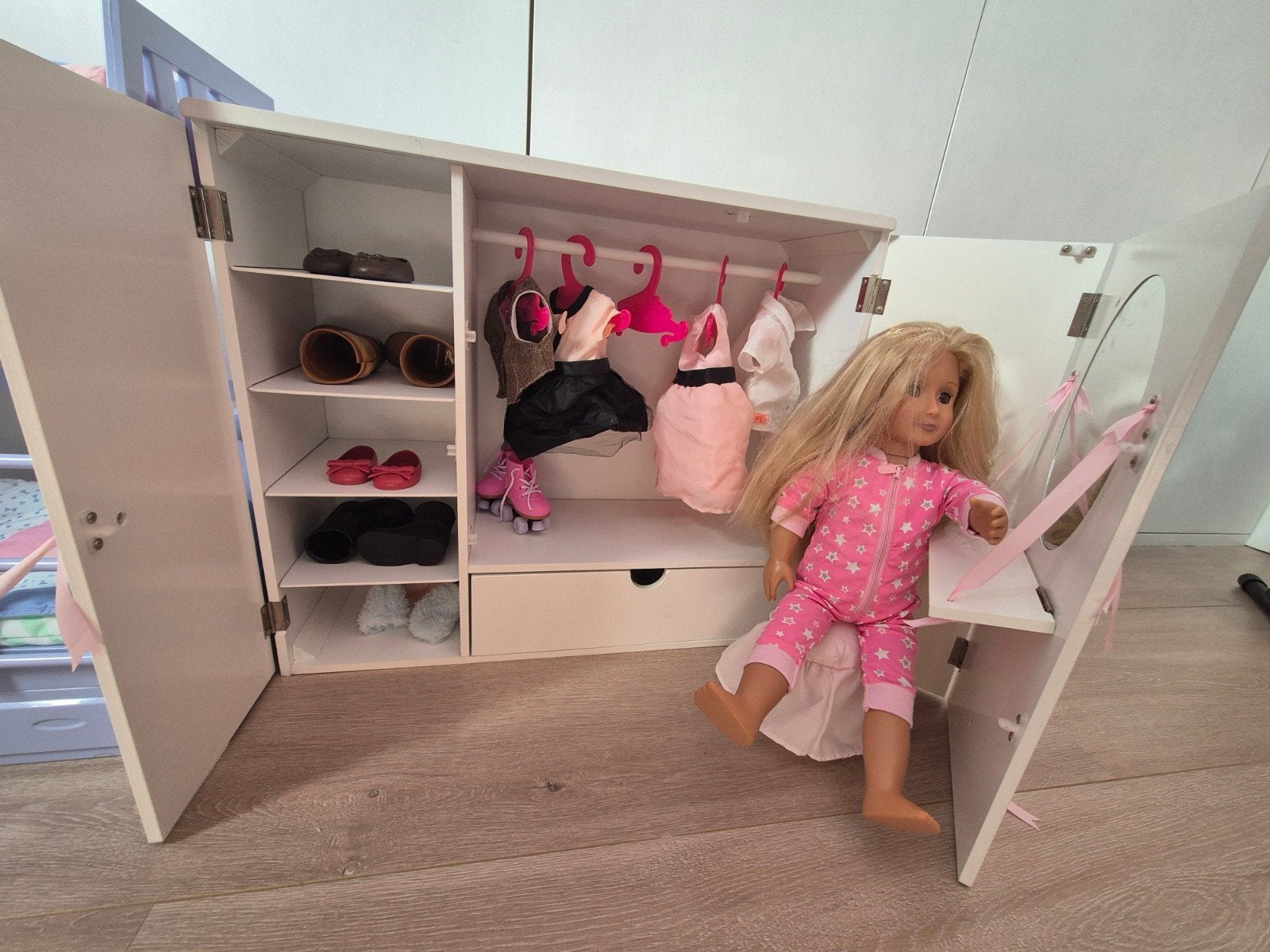 our Generation Poppenbed,kledingkast en 2 poppen, Kinderen en Baby's, Ophalen, Zo goed als nieuw, Babypop