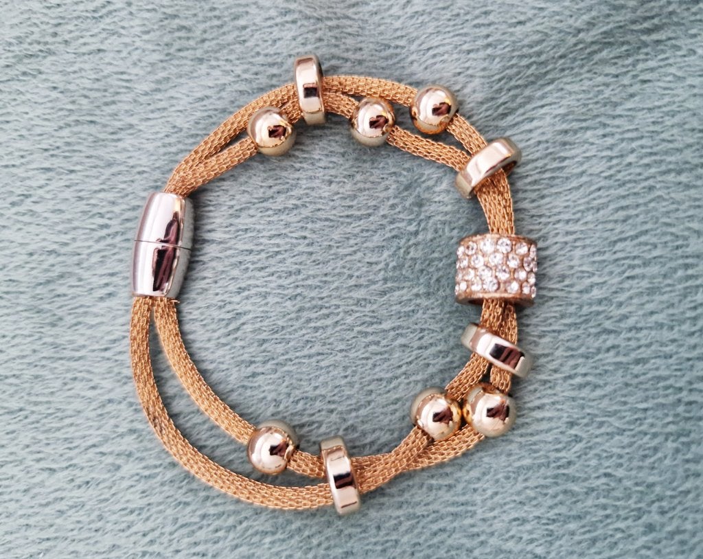 Zeer Mooie Armband met Magnetische Sluiting Nieuw!, Staal, Met bedels of kralen, Nieuw, Ophalen of Verzenden