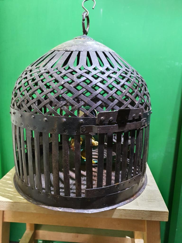 Antieke metalen vogelkooi. Met zitstrip en twee bakjes., Antiek en Kunst, Ophalen of Verzenden