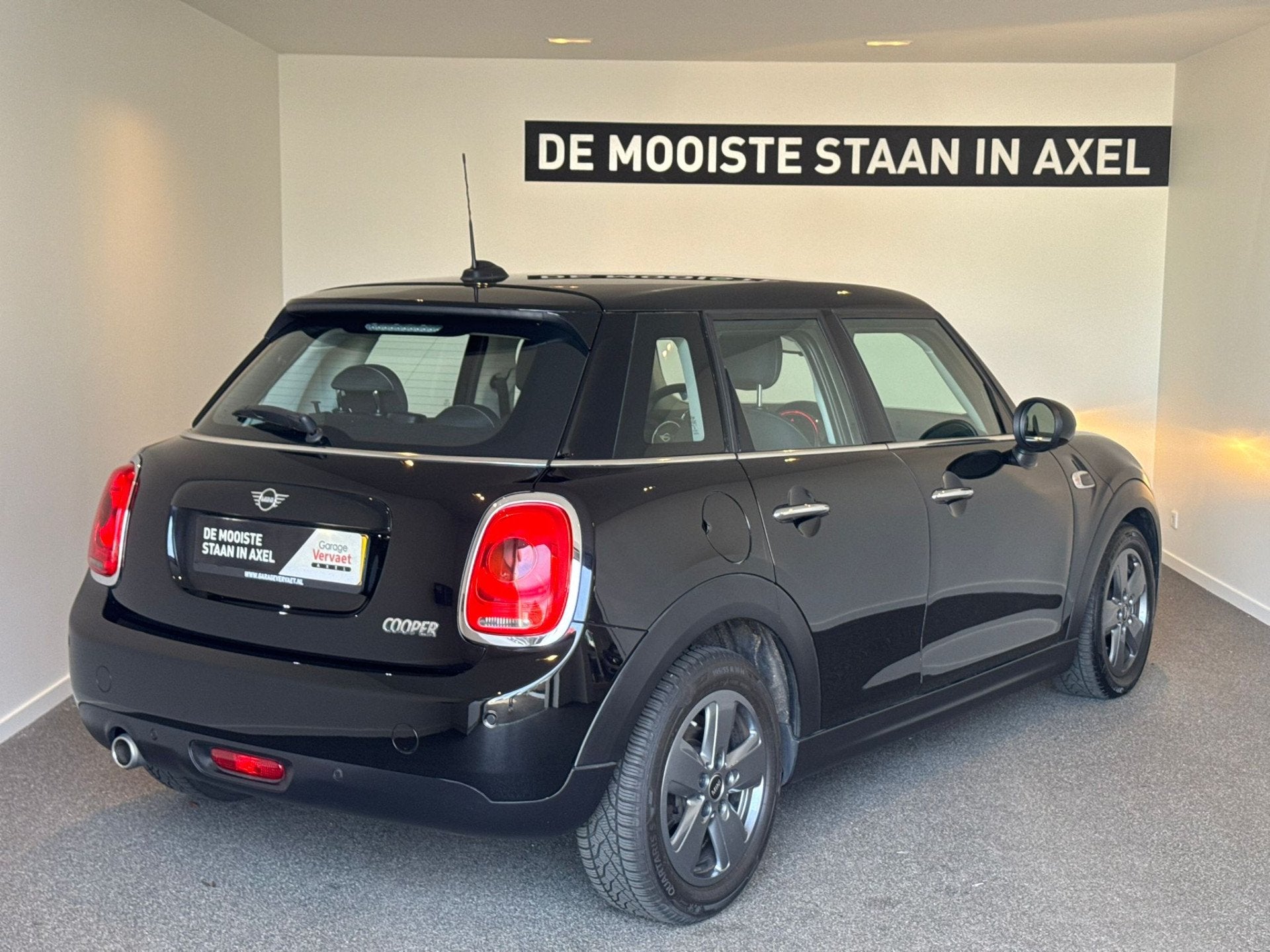 MINI Mini 1.5 Cooper Business Edition (bj 2019), Voorwielaandrijving, Gebruikt, 1165 kg, Zwart