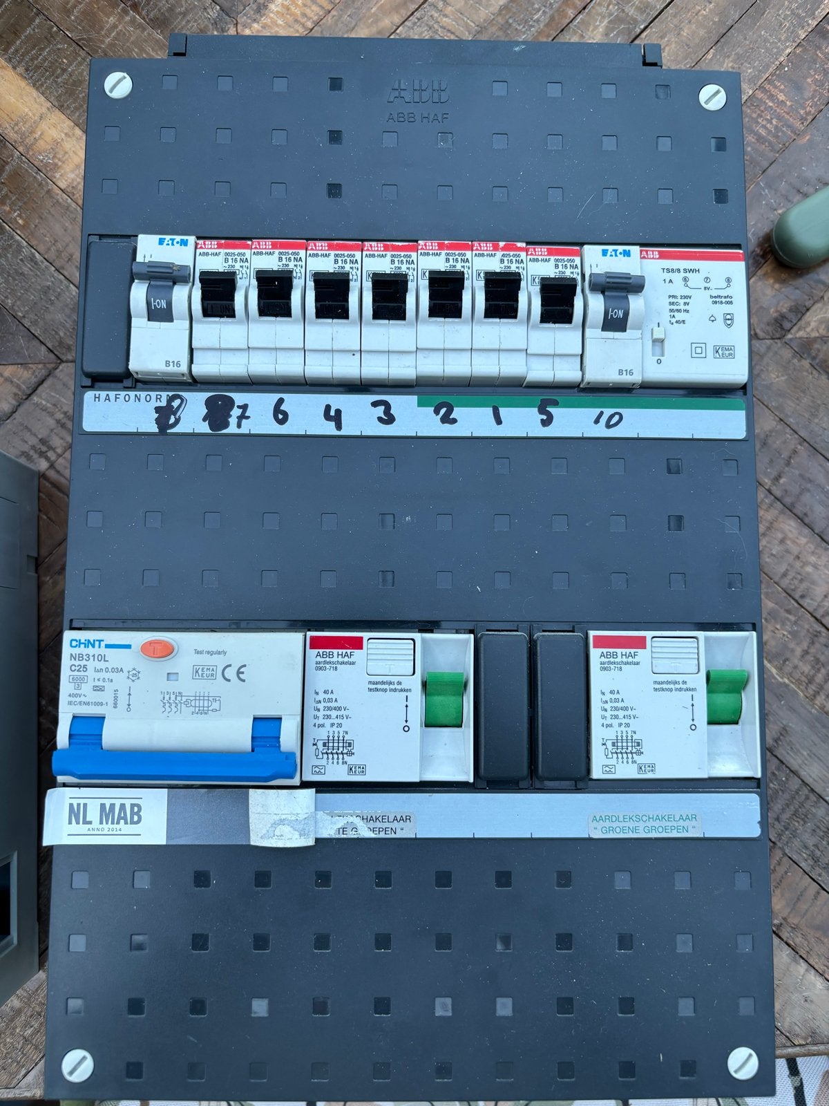 Groepenkast met aardlekschakelaars en installatieautomaten, Ophalen, Gebruikt, ABB, Groepenkast