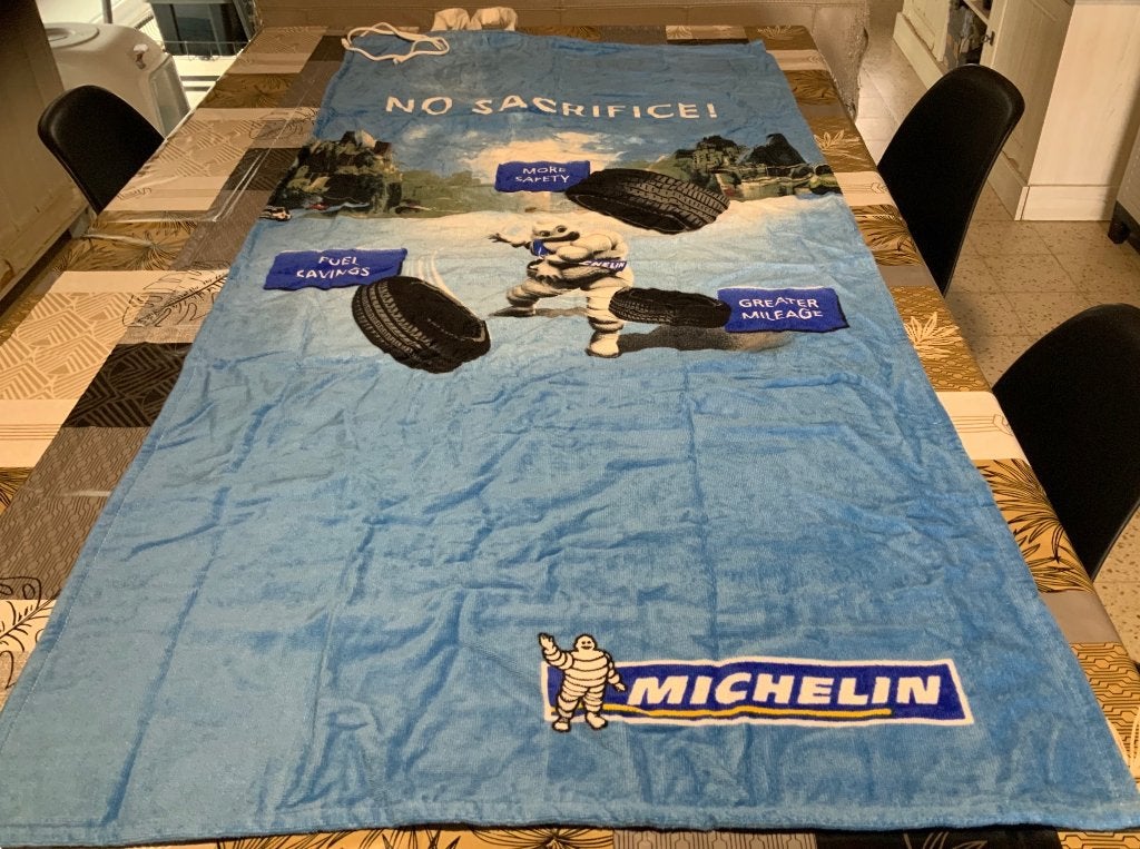 Michelin badhanddoek met rugzak aan, Verzamelen, Merken en Reclamevoorwerpen, Ophalen of Verzenden, Nieuw, Gebruiksvoorwerp