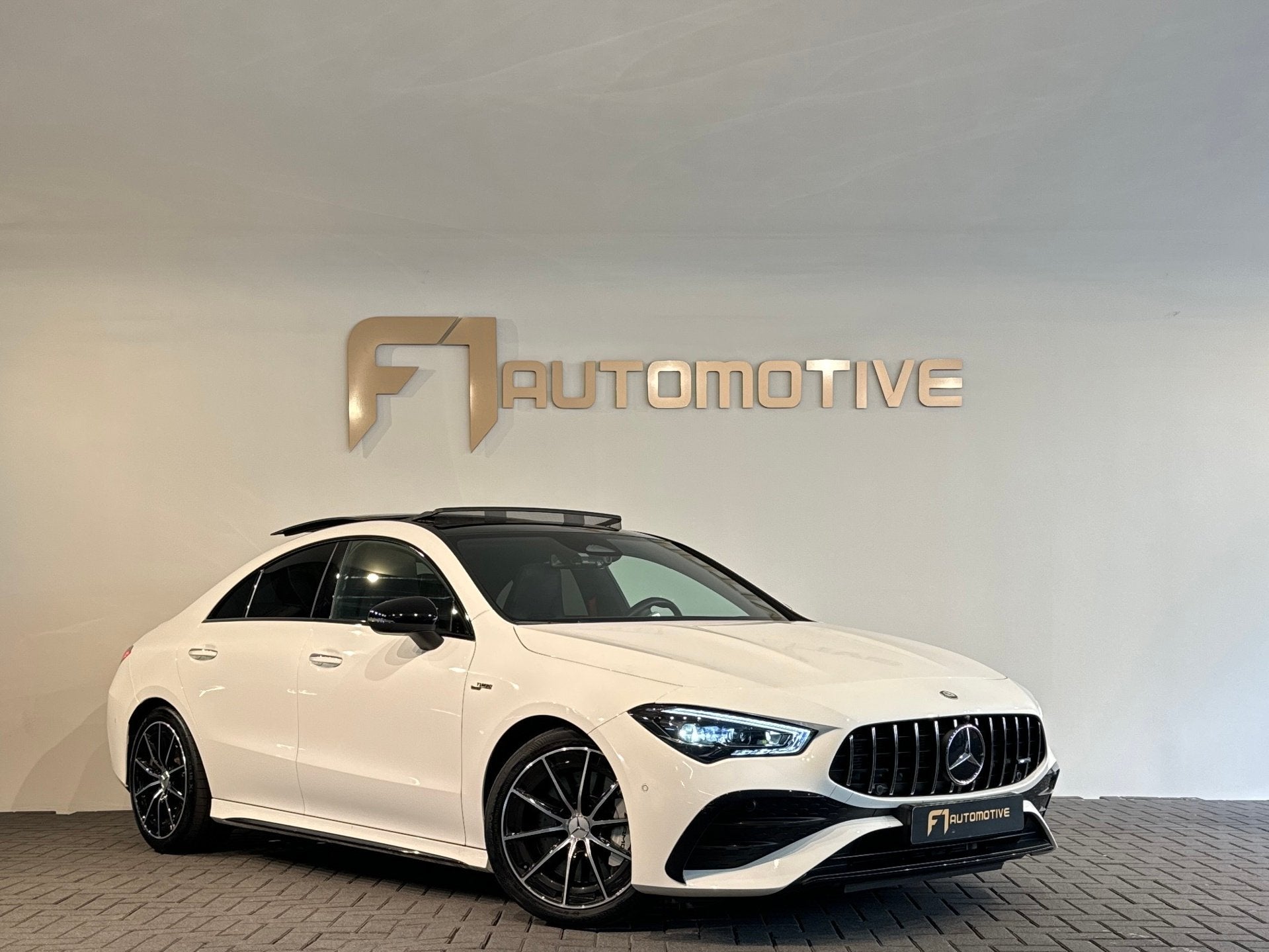 Mercedes-Benz CLA-klasse AMG 35 4MATIC Pano|Keyless|Dodehoek, Auto's, Euro 6, 4 cilinders, Wit, Bedrijf