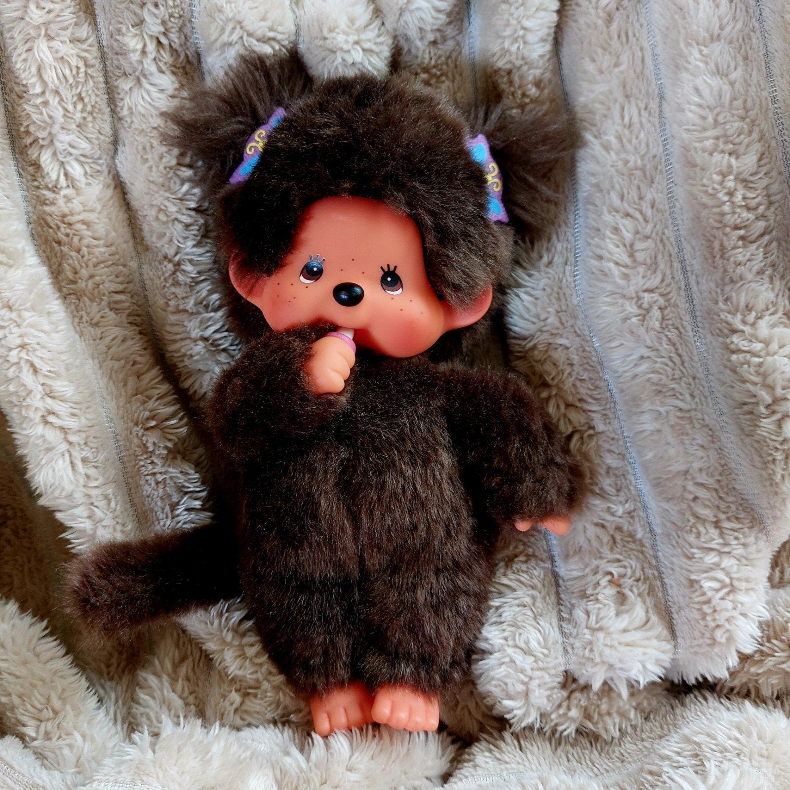 Monchhichi knuffel 20 cm. met speldjes Nieuwstaat!, Overige merken, Overige karakters, Nieuw, Ophalen of Verzenden