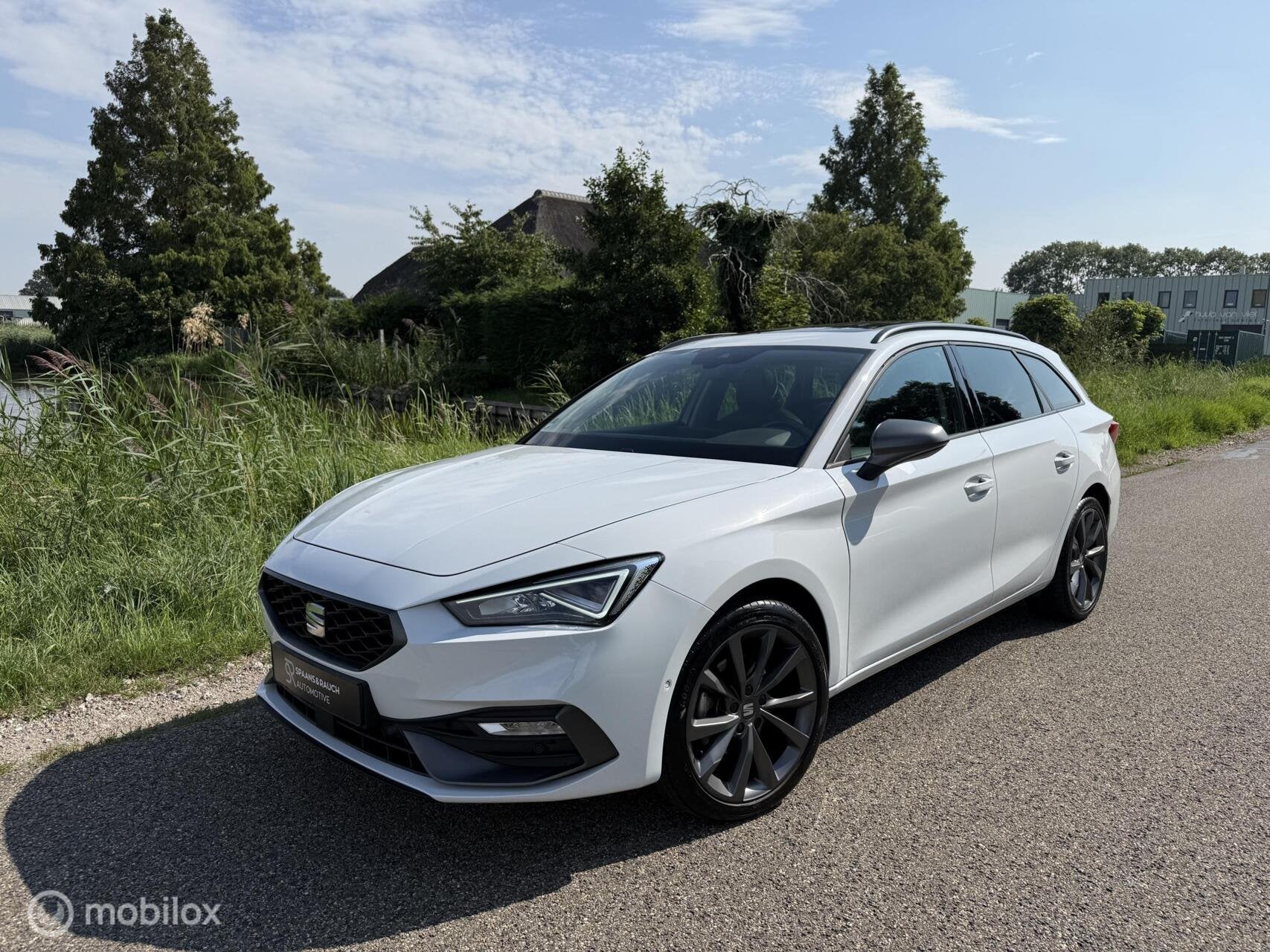 Seat Leon Sportstourer 1.5 eTSI FR / Pano / Trekhaak / Navi, Auto's, Dealer onderhouden, Stof, Zwart, 4 cilinders