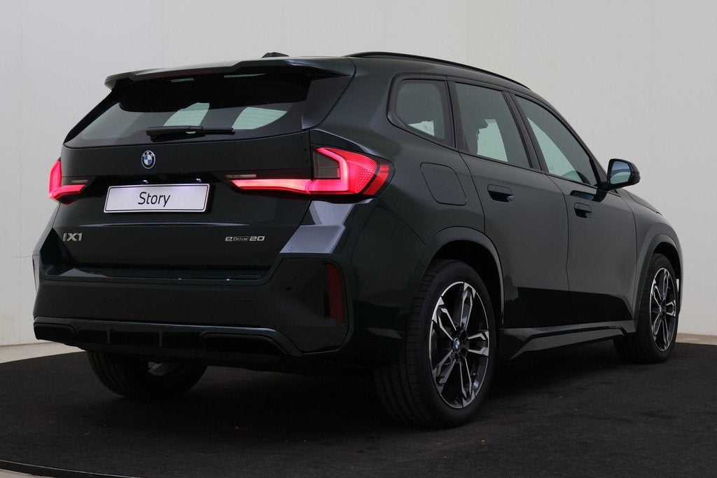 BMW iX1 eDrive20 M Sport / Panoramadak / Sportstoelen / Comf, Auto's, BMW, Stoelverwarming, Gebruikt, 750 kg, Met garantie (alle)
