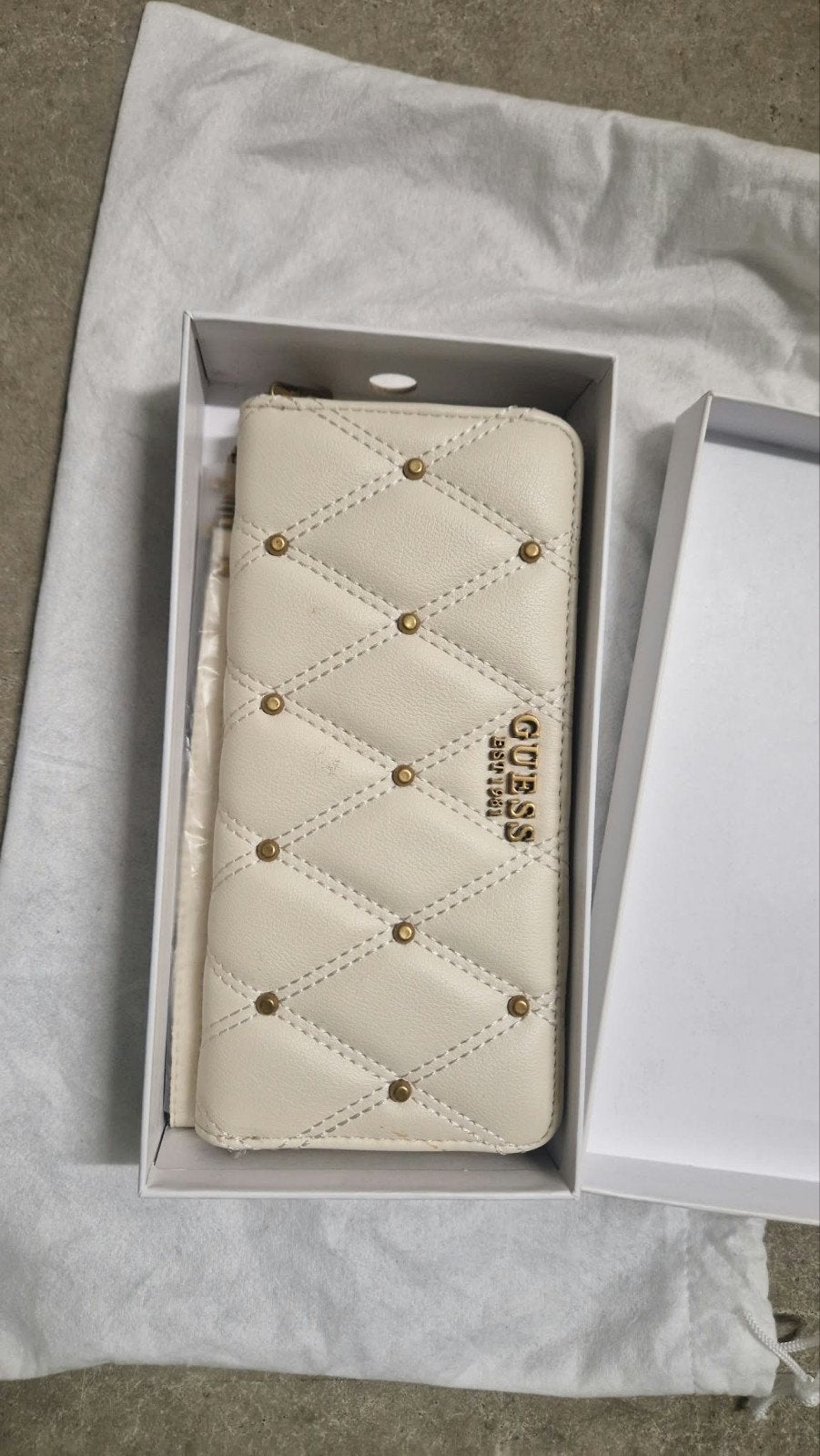 Guess portemonnee met studs en rits, zo goed als nieuw, Ophalen of Verzenden, Zo goed als nieuw, Beige, Guess