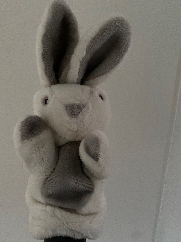 Z g a nieuwe lieve witte met grijze konijnen handpop, Konijn, Ophalen of Verzenden, Zo goed als nieuw, Middelgroot (20 tot 80 cm)