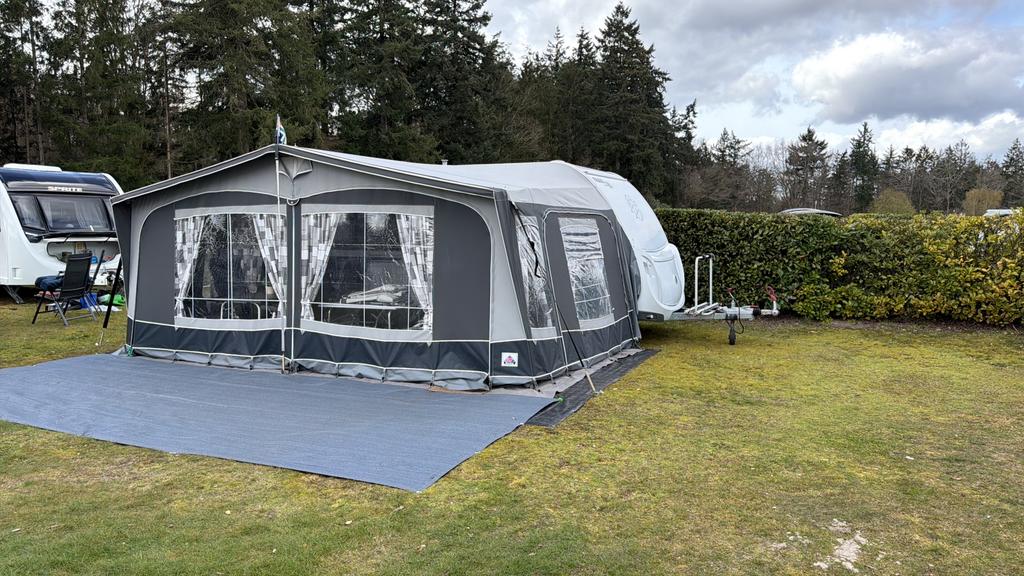 Na afspraak te bezichtigen op camping in Eext(Drenthe)., Caravans en Kamperen, Caravans, Mover, Omvormbare zithoek, Rondzit, Particulier