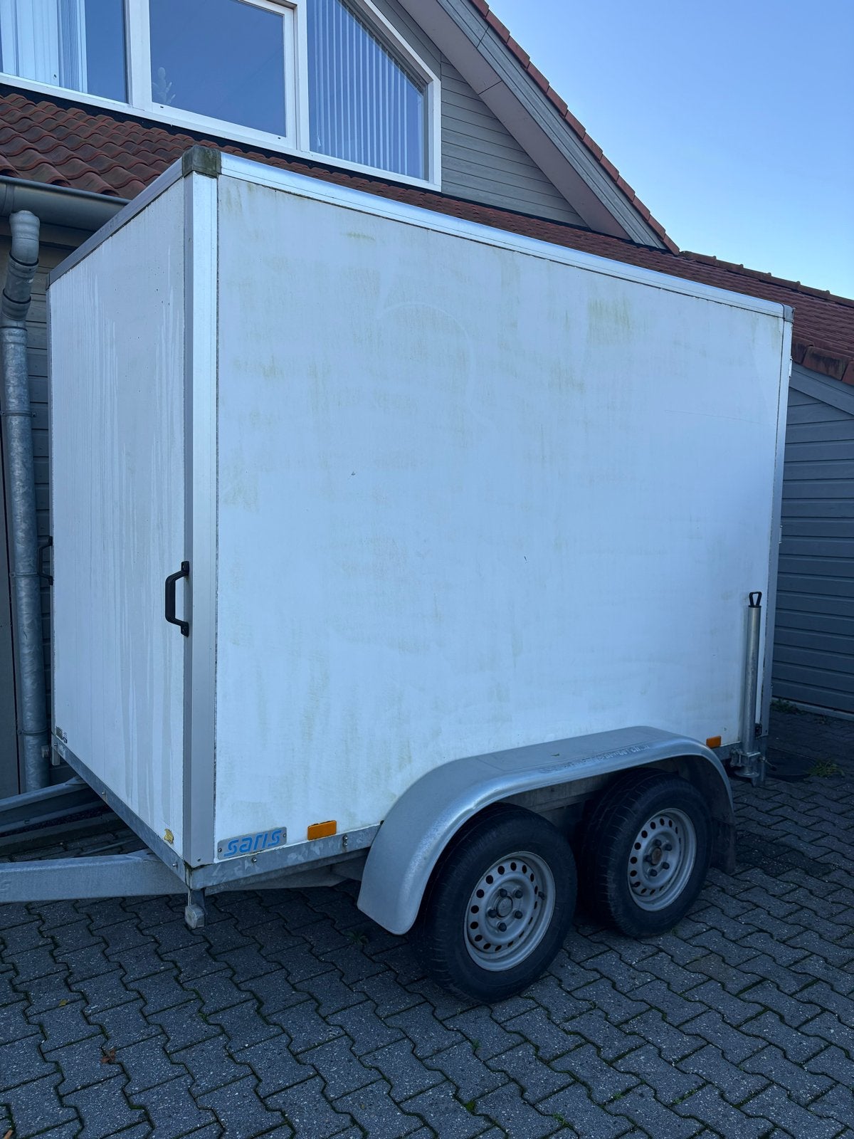 Saris C2000 Gesloten Aanhangwagen met Oprijplaat, Ophalen, Gebruikt