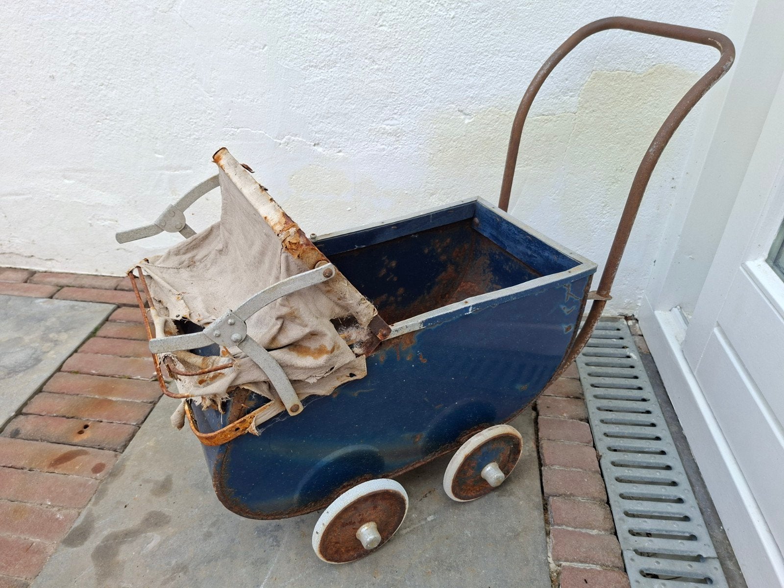 Antieke poppenwagen, Ophalen