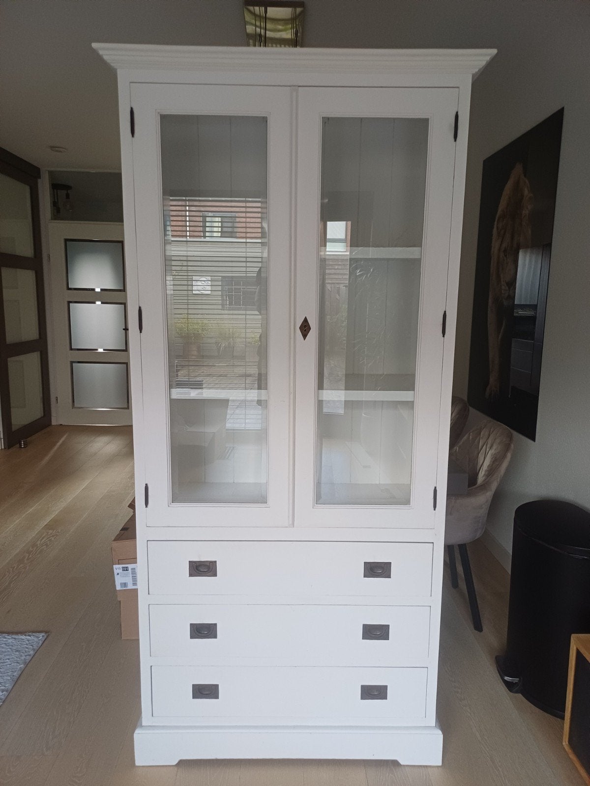 Witte vitrinekast met glazen deuren en lades, Ophalen, Met lade(s), Overige houtsoorten, 50 tot 100 cm