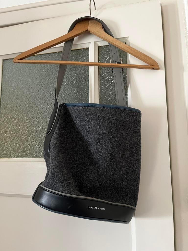 Charles & Keith Ronde Schoudertas/Handtas Grijs Maat L, Ophalen of Verzenden, Zo goed als nieuw, Grijs, Overige merken