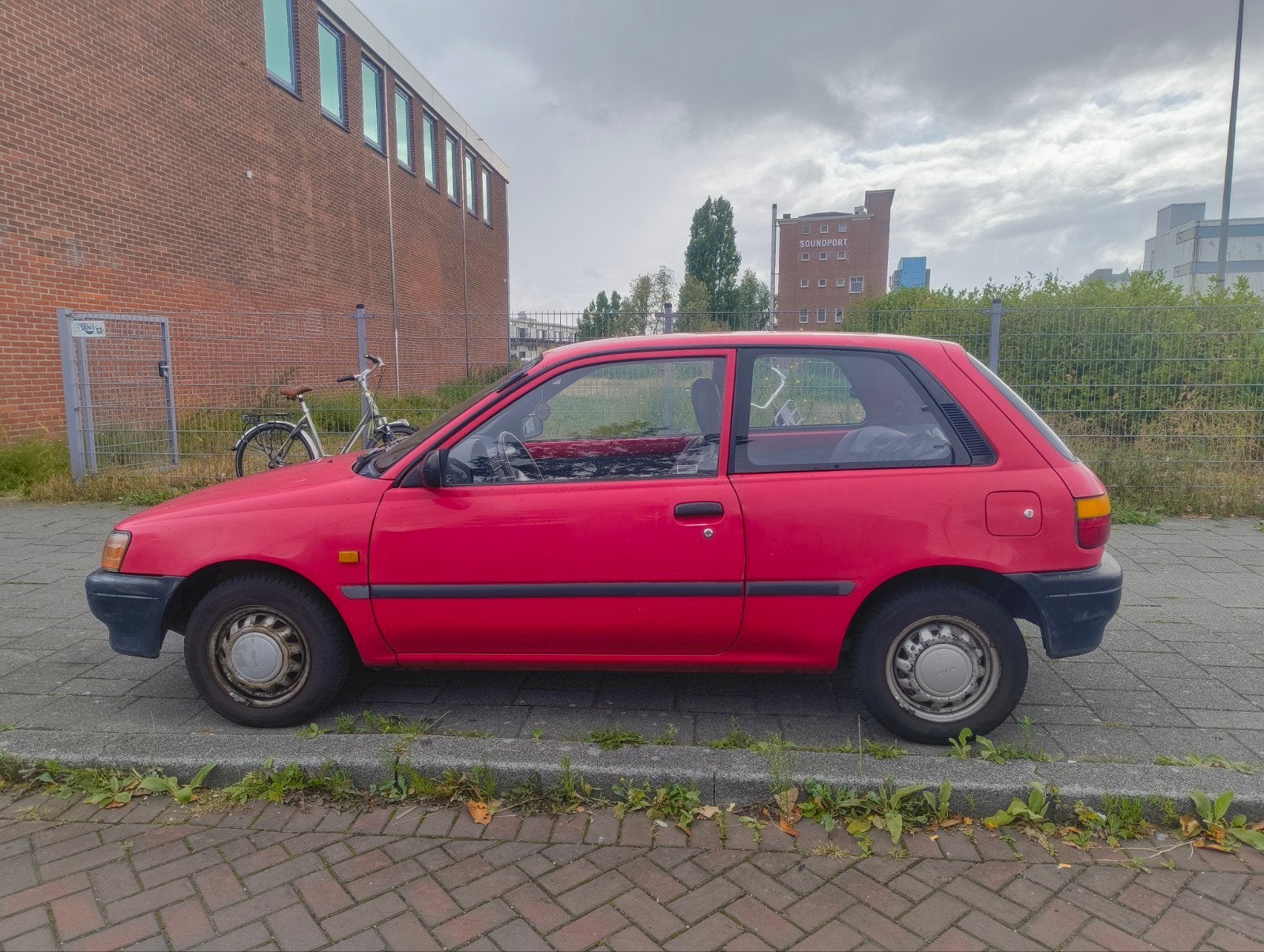 Toyota Starlet 1993 Rood, Auto's, Stof, 4 cilinders, Origineel Nederlands, Handgeschakeld