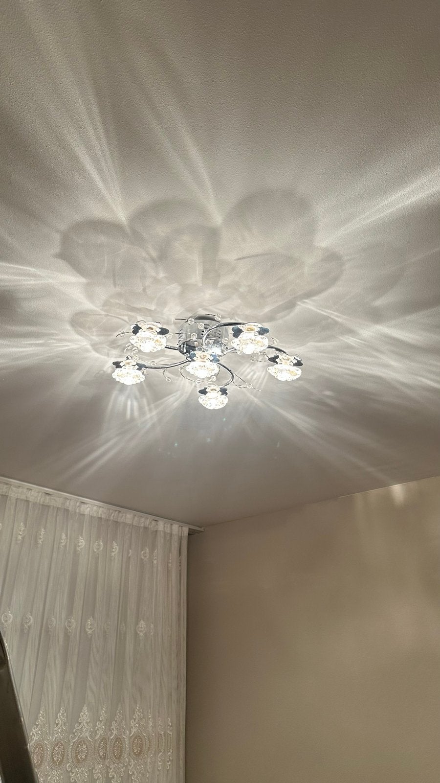 Moderne Plafondlamp met Kristallen Bloemen - Zo goed als nie, Huis en Inrichting, Zilver, Modern, Ophalen of Verzenden, Zo goed als nieuw