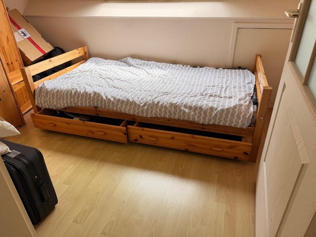 Een persoons ledikant  massief met onder la 2, Huis en Inrichting, Slaapkamer | Bedden, Ophalen, Jongens, Gebruikt, 90 cm