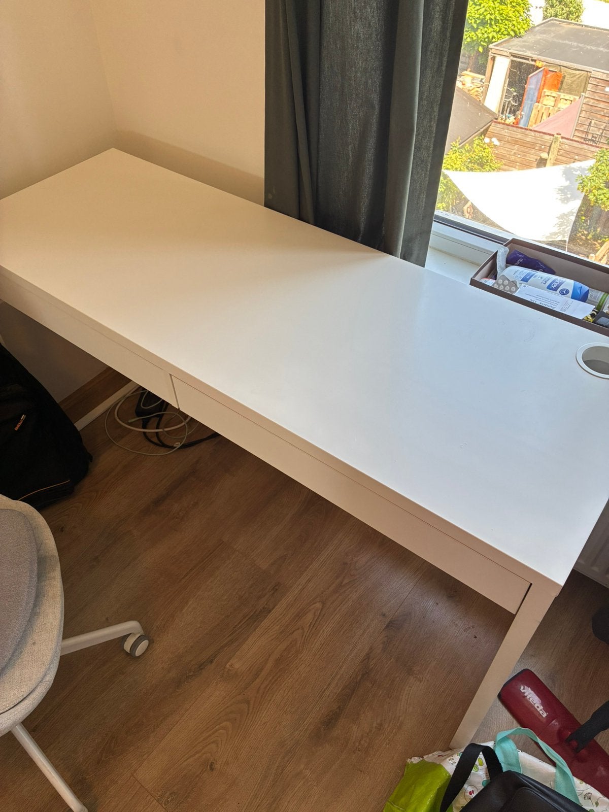 Desk/Bureau (h. 75cm, w. 1,36m, Ophalen, Zo goed als nieuw, IKEA, 136 cm