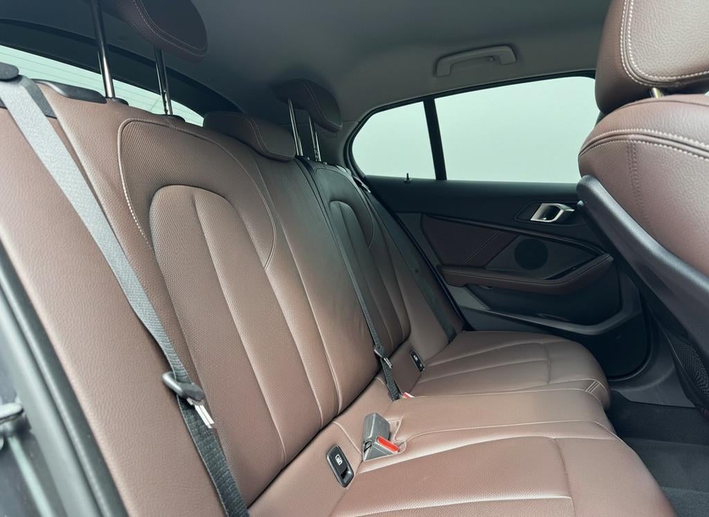BMW 1-serie 118i High Executive edition, Sport-line | Leer |, Auto's, BMW, Gebruikt, 3 cilinders, Zilver of Grijs, 695 kg