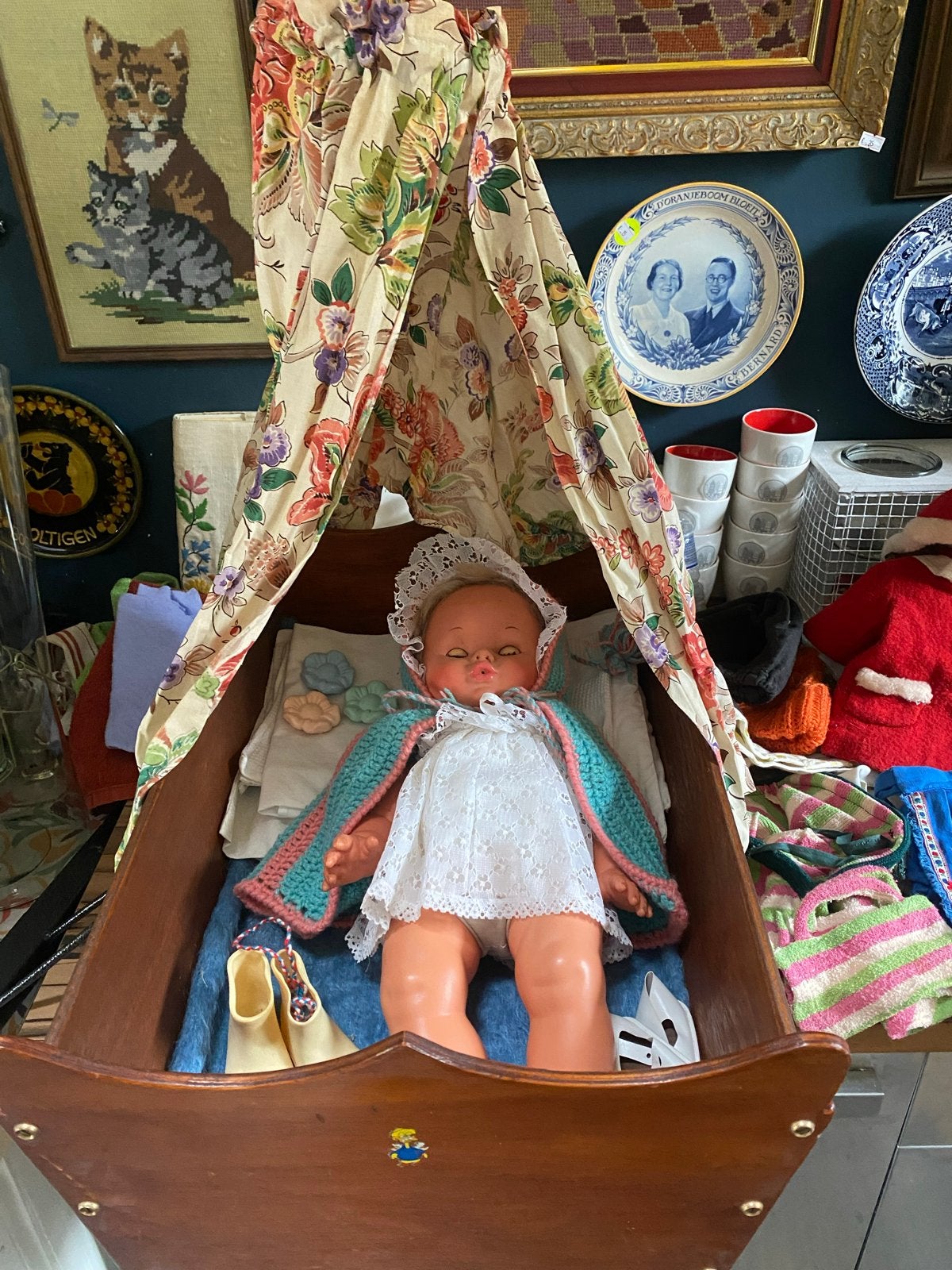 Vintage Babypop in Wieg met Kleertjes en Accessoires, Ophalen of Verzenden, Gebruikt, Babypop